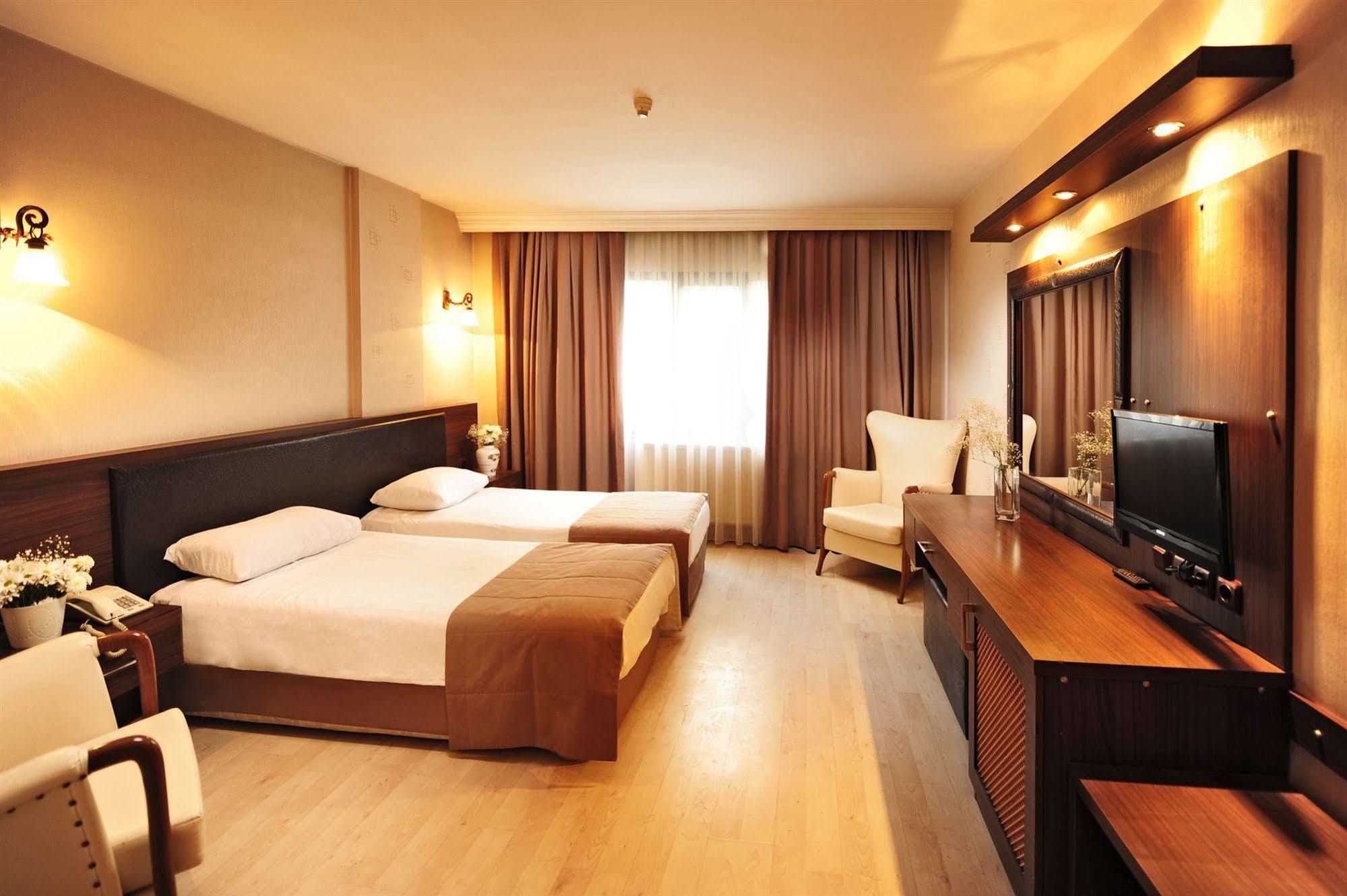 Uestuen Hotel Alsancak Измир Экстерьер фото